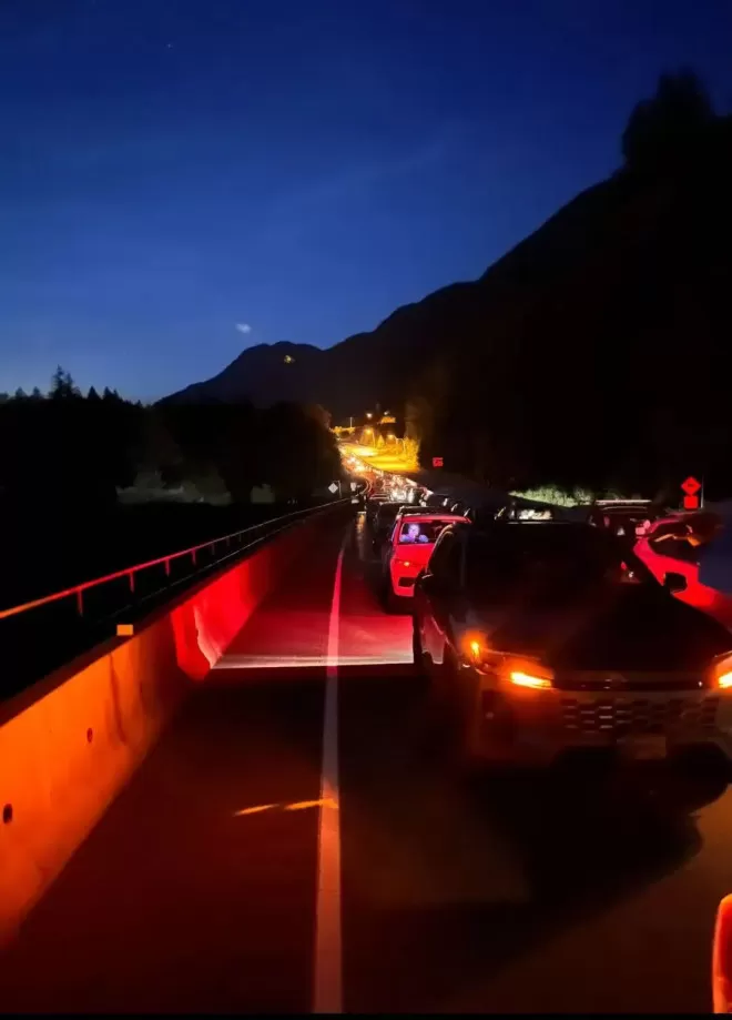 “海天公路”致命车祸封路超8小时！数千司机被困至凌晨！