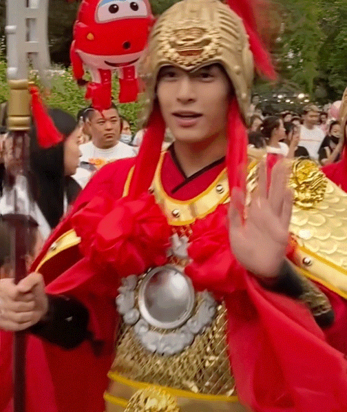 人均30元的“穷鬼版迪士尼”，截胡迪士尼的生意