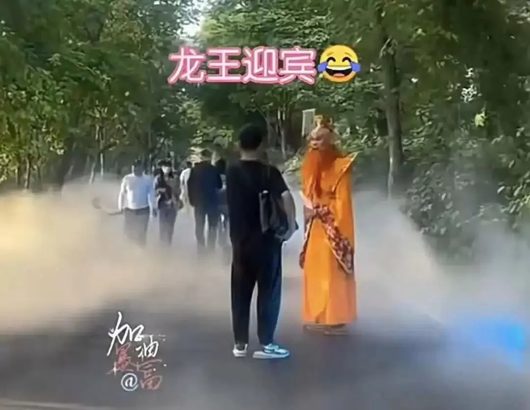 人均30元的“穷鬼版迪士尼”，截胡迪士尼的生意