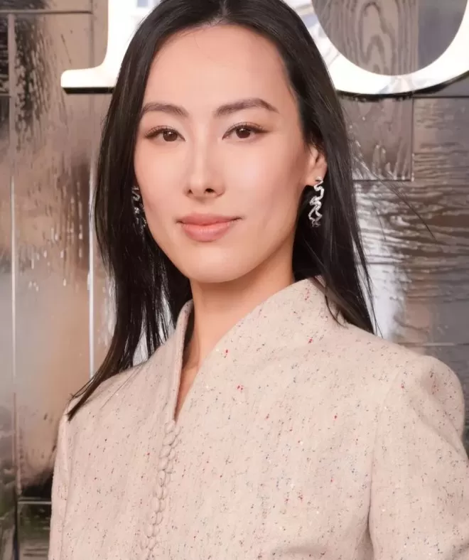 巴黎时装周：梁洛施贵气，李冰冰气场逼人