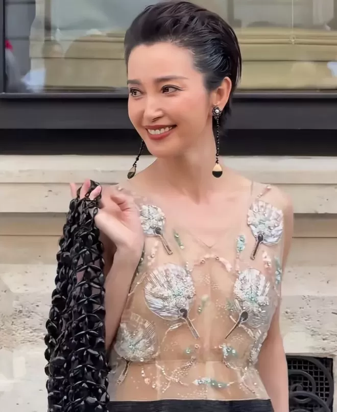 巴黎时装周：梁洛施贵气，李冰冰气场逼人