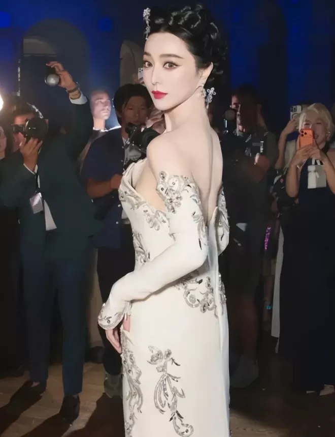 巴黎时装周：梁洛施贵气，李冰冰气场逼人