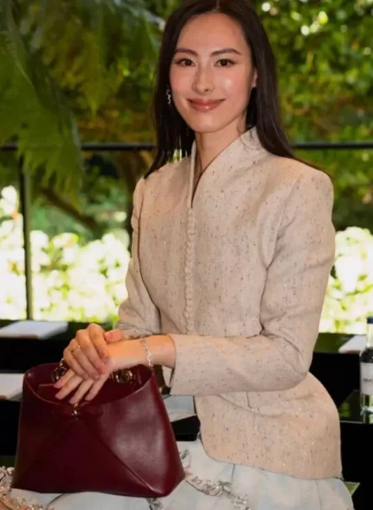 巴黎时装周：梁洛施贵气，李冰冰气场逼人