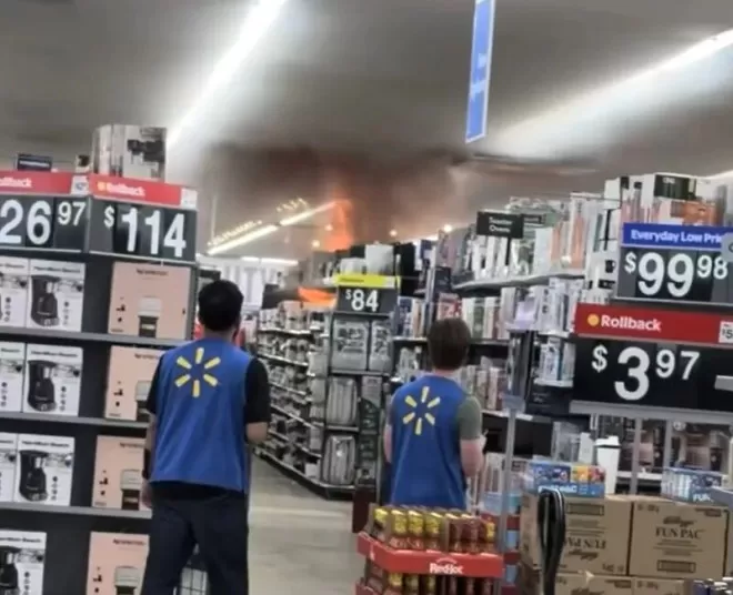 加拿大Walmart店内突发大火！火焰直冲天花板，顾客员工紧急疏散