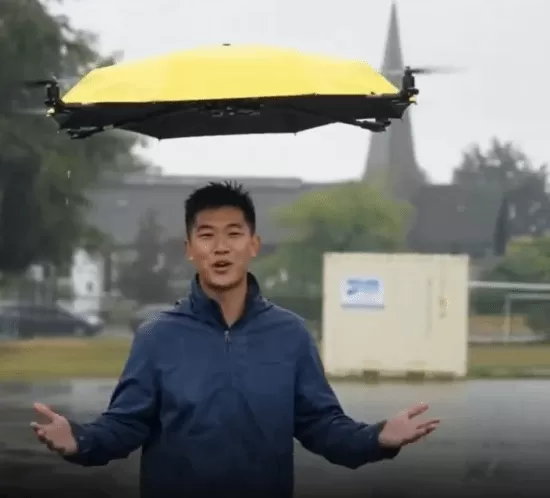 加拿大华人工程师展示全自动飞行雨伞
