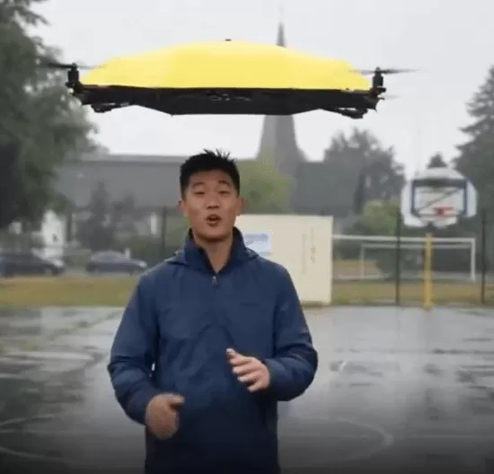 加拿大华人工程师展示全自动飞行雨伞