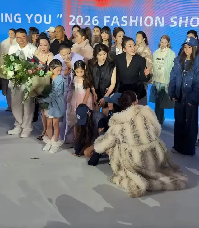 赵子琪小女儿秀场2次晕倒，一旁亲姐被指太冷漠