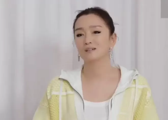 巩俐回应被叫“巩皇”！称自己有点社恐，直言从小就喜欢睡觉