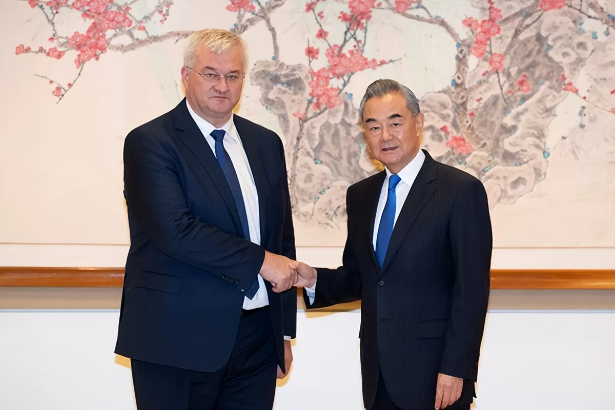 乌克兰外长说收到中方邀请，不过最想访华的人，其实是泽连斯基
