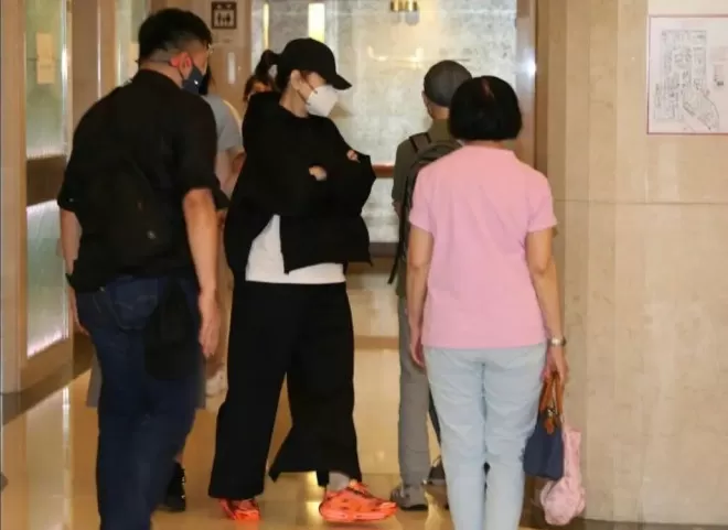 林青霞被拍到抵达医院 低调探望资深电影人施南生