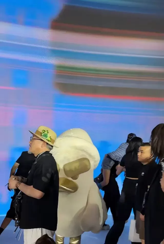赵子琪小女儿秀场2次晕倒，一旁亲姐被指太冷漠