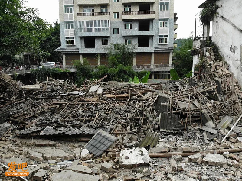 四川宜宾连发10次地震!一河流突然变红