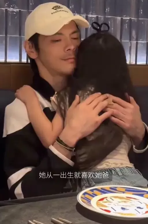 郭碧婷透露女儿很黏向佐：她从一出生就喜欢她爸