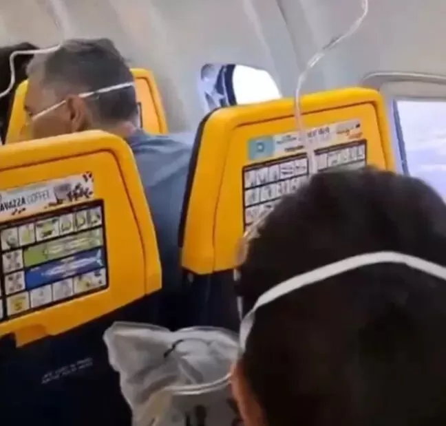 恐怖! 客机玻璃突然爆裂 乘客半身被吸出窗外 舱内瞬间失压! 加航客机冲出跑道!
