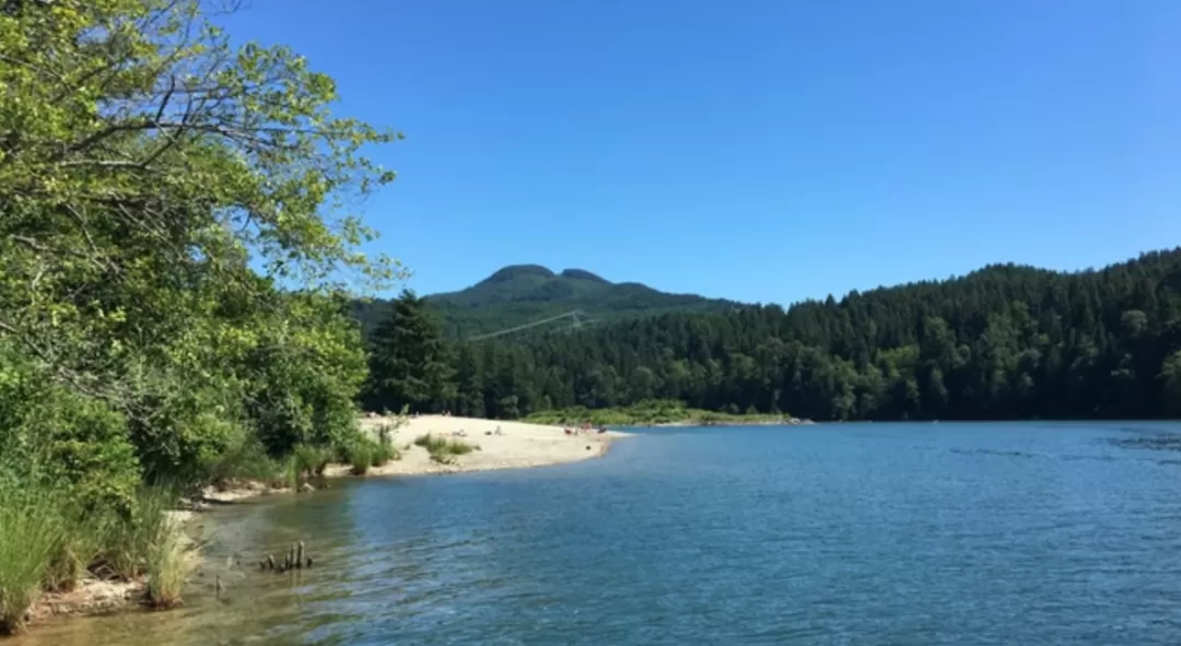 痛心! 男子湖中玩桨板溺水身亡 没穿救生衣 大温华人常去 妻子目睹全程崩溃哭喊!