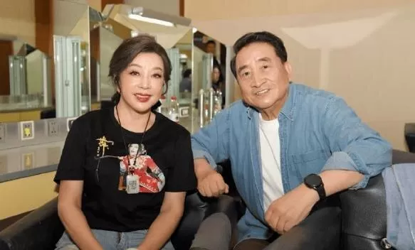 刘晓庆晒与姜昆合照 忆43年前春晚差点搞砸 网友却关注这事