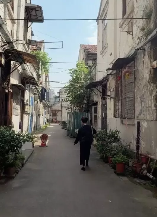廉价舞厅里，老年人的爱与欲
