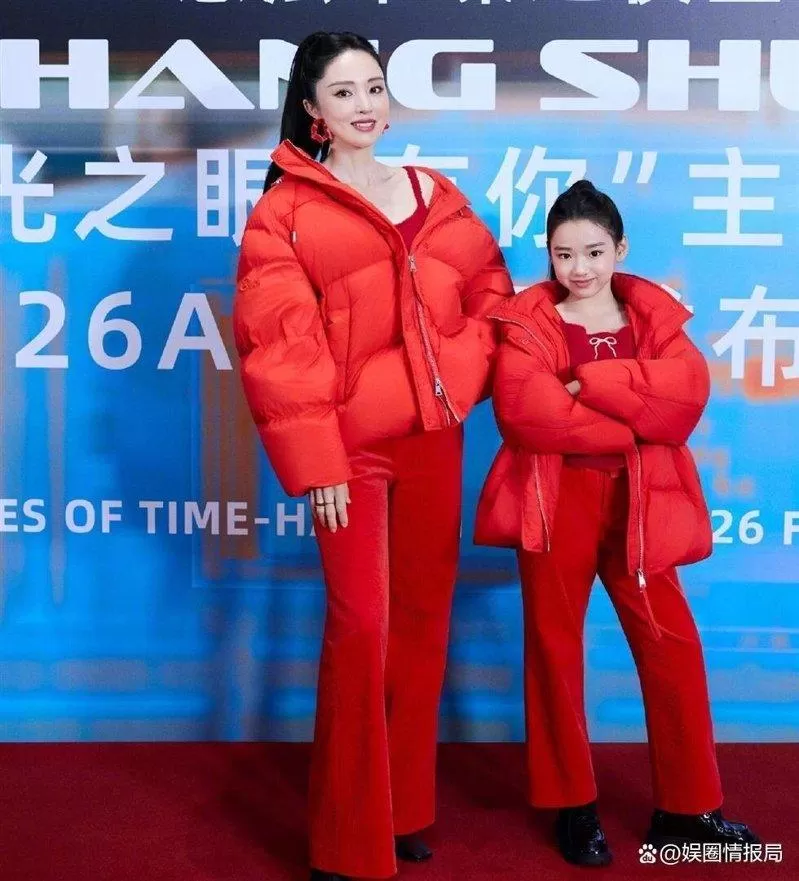 董璇牵10岁小酒窝同台走秀 萌娃一身红松弛气场拉满