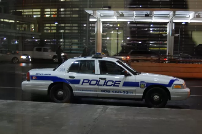 因在抓捕过程中被警察殴打，多伦多男子持枪绑架案被一笔勾销