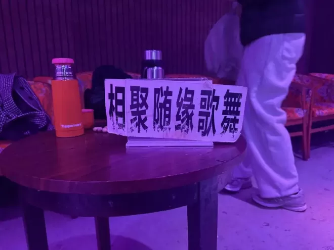 廉价舞厅里，老年人的爱与欲