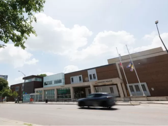 因在抓捕过程中被警察殴打，多伦多男子持枪绑架案被一笔勾销