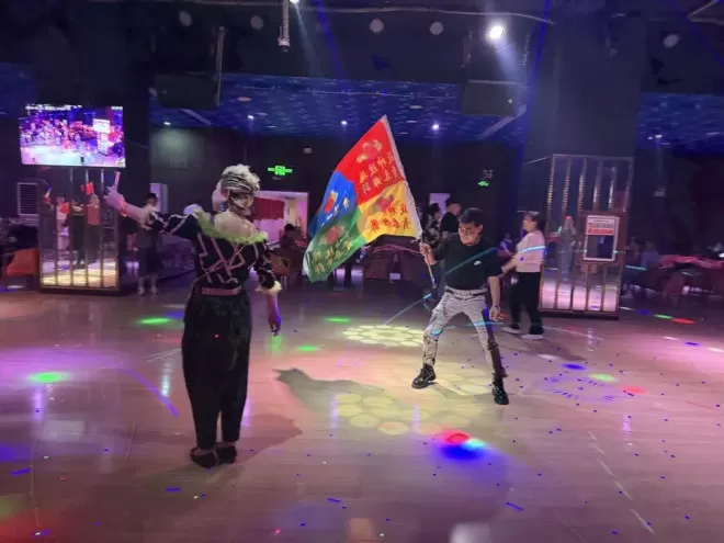 廉价舞厅里，老年人的爱与欲