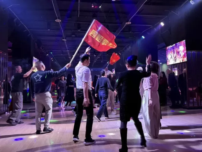 廉价舞厅里，老年人的爱与欲