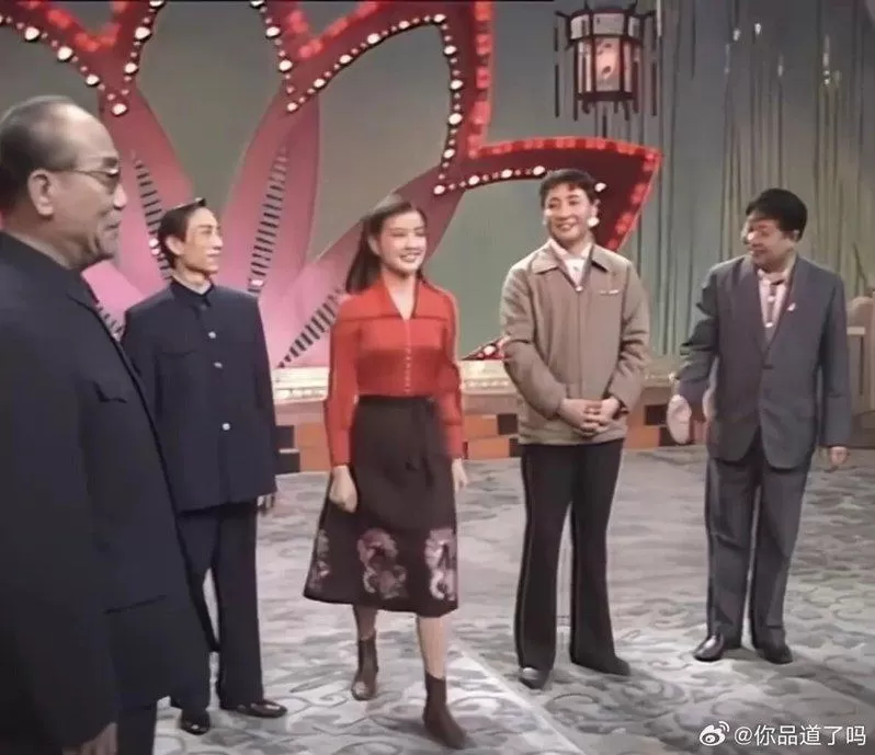 刘晓庆晒与姜昆合照 忆43年前春晚差点搞砸 网友却关注这事