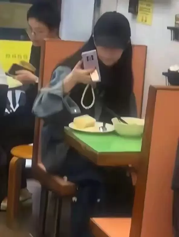 偶遇刘亦菲香港独自吃地摊！跟美食自拍被抓包，一脸尴尬瞪着路人