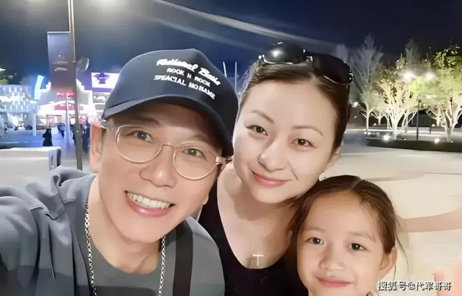 61岁温兆伦近况曝光！三婚娶赵庭生下一女，如今婚姻幸福成人生赢家