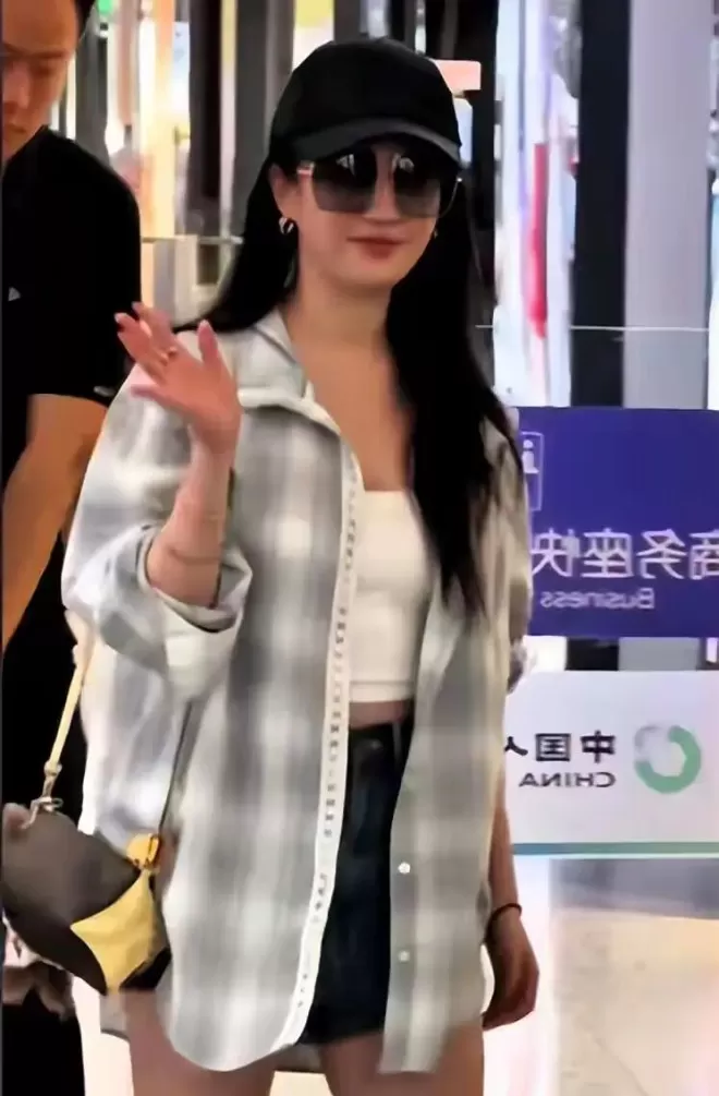 偶遇刘亦菲香港独自吃地摊！跟美食自拍被抓包，一脸尴尬瞪着路人
