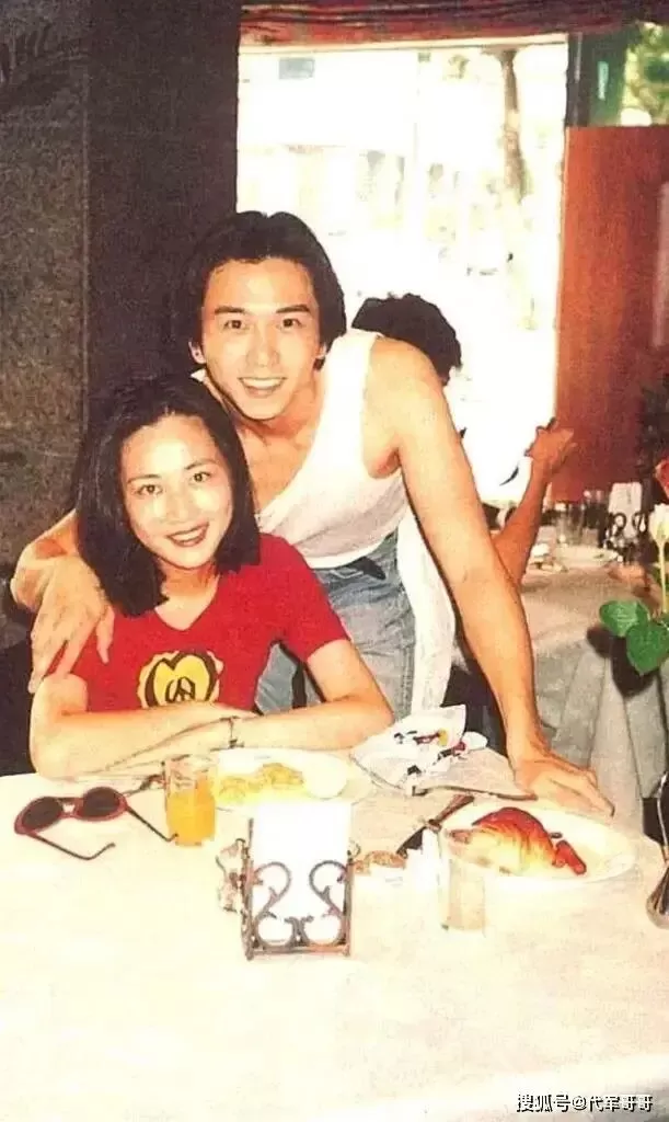 61岁温兆伦近况曝光！三婚娶赵庭生下一女，如今婚姻幸福成人生赢家