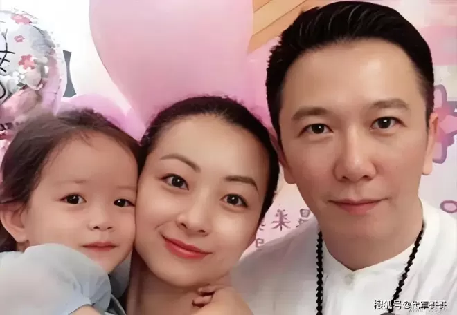 61岁温兆伦近况曝光！三婚娶赵庭生下一女，如今婚姻幸福成人生赢家