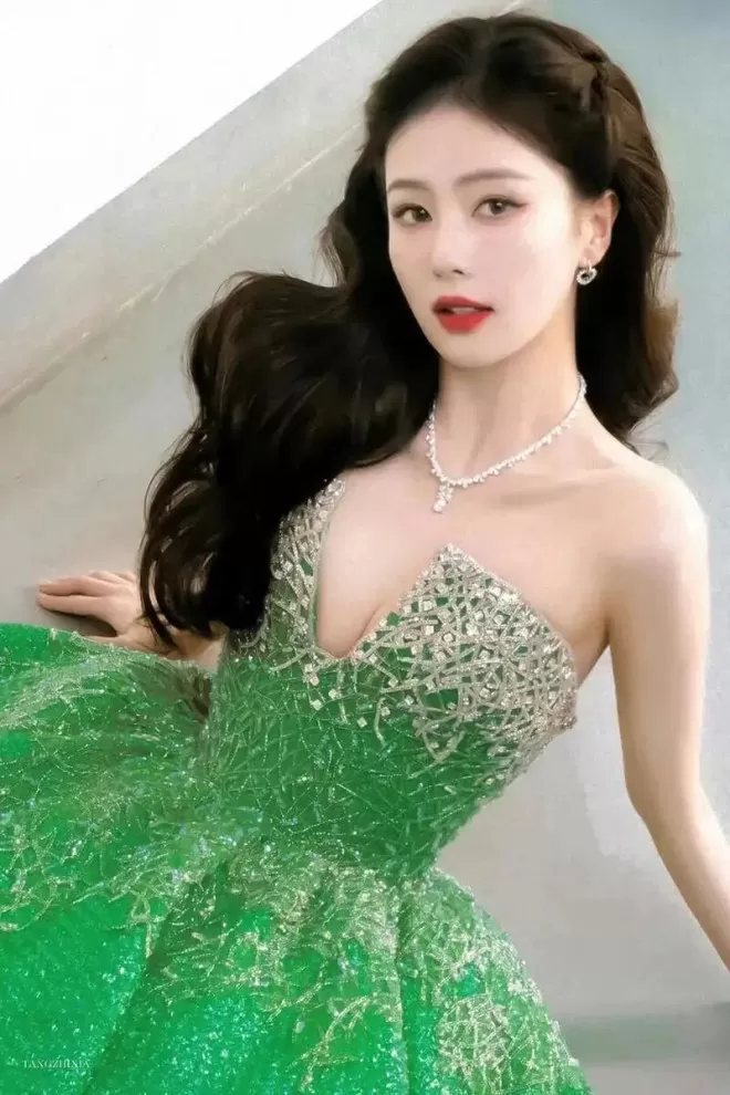 白鹿甜美写真风情万种！雪肤玉貌身材火辣性感迷人
