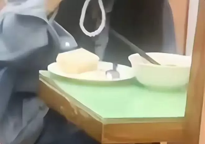 偶遇刘亦菲香港独自吃地摊！跟美食自拍被抓包，一脸尴尬瞪着路人