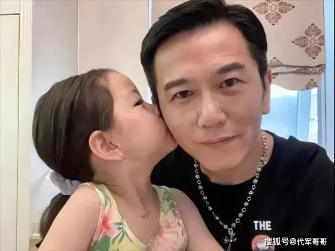 61岁温兆伦近况曝光！三婚娶赵庭生下一女，如今婚姻幸福成人生赢家