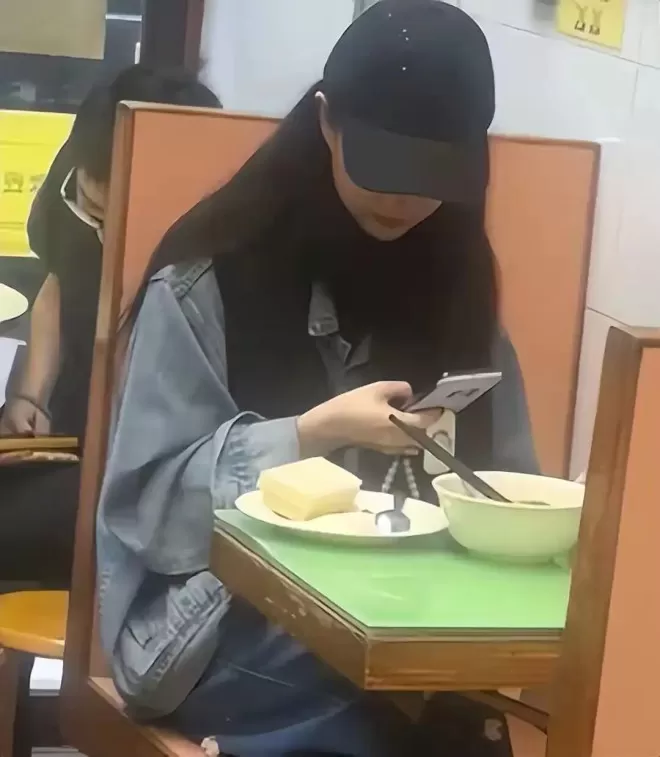 偶遇刘亦菲香港独自吃地摊！跟美食自拍被抓包，一脸尴尬瞪着路人