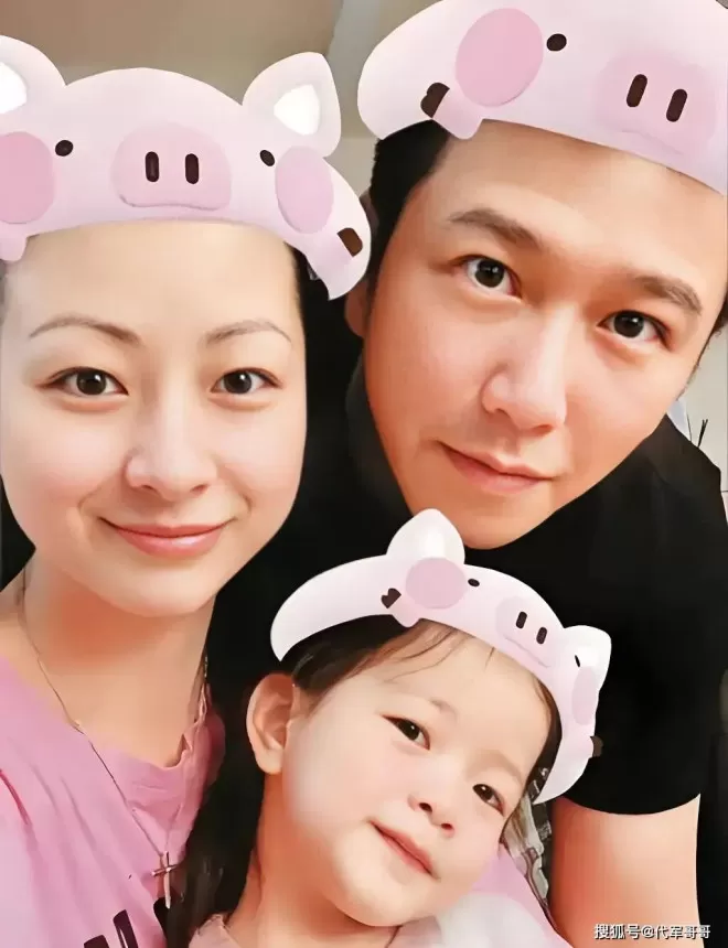 61岁温兆伦近况曝光！三婚娶赵庭生下一女，如今婚姻幸福成人生赢家