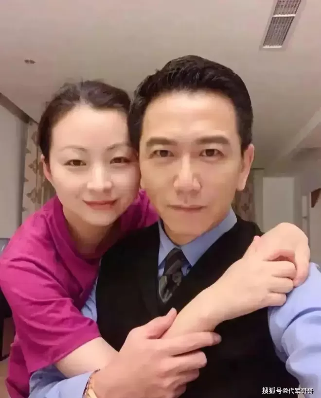 61岁温兆伦近况曝光！三婚娶赵庭生下一女，如今婚姻幸福成人生赢家