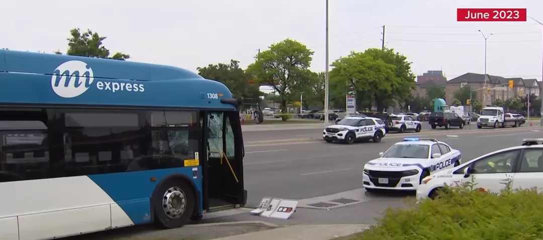 1死8伤! 上秒车里等红灯，下秒就死了！加拿大公交车全速撞进车流 女司机却被判无罪 关键证据被销毁!