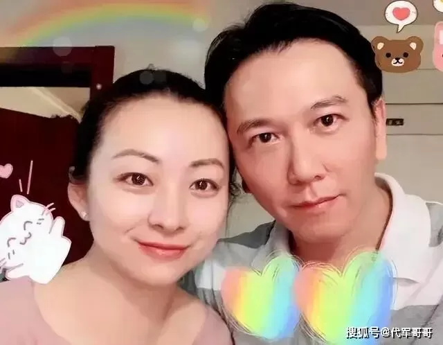 61岁温兆伦近况曝光！三婚娶赵庭生下一女，如今婚姻幸福成人生赢家