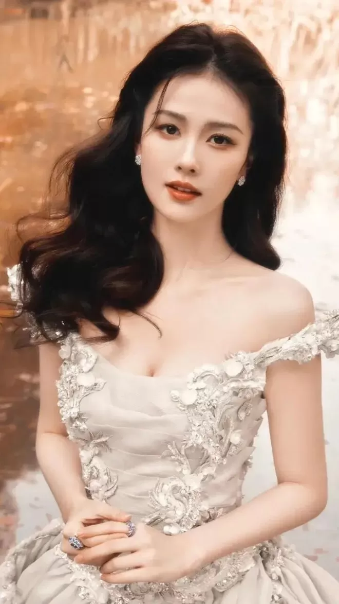 白鹿甜美写真风情万种！雪肤玉貌身材火辣性感迷人