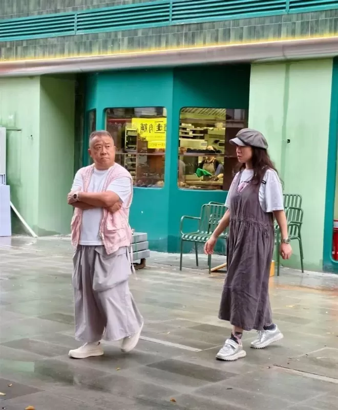 曾志伟佛山面包店开业场面盛大，红颜知己伴随剪彩