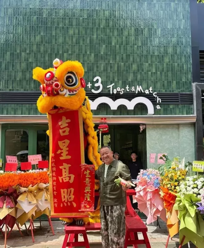 曾志伟佛山面包店开业场面盛大，红颜知己伴随剪彩