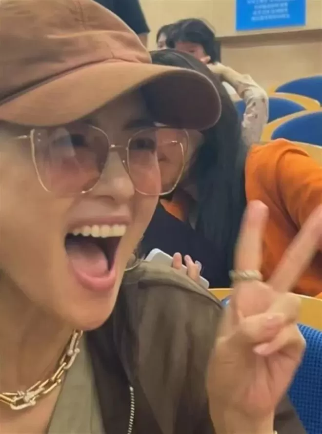 汪峰4娃3妈聚齐！章子怡躲角落偷拍女儿