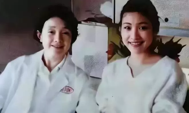 65岁陈冲回上海独居养老，撕开中老年体面生活