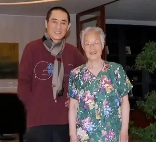 嫁给张艺谋15年,陈婷母亲近照曝光,戴着玉镯满脸富态