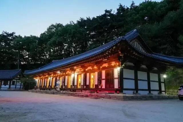12男12女走进同一寺院 共有8对成功配对