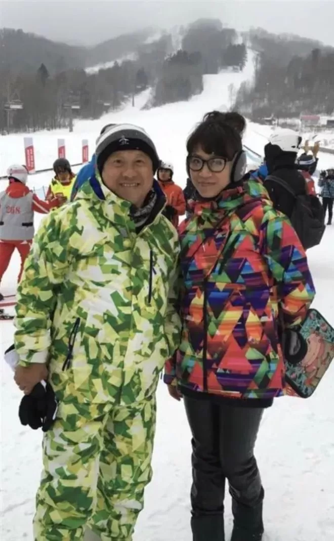 曾志伟佛山面包店开业场面盛大，红颜知己伴随剪彩