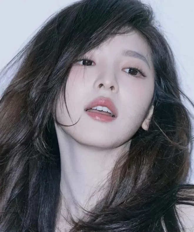 “光线一姐”章若楠清丽颜值美爆了！曼妙身材性感撩人